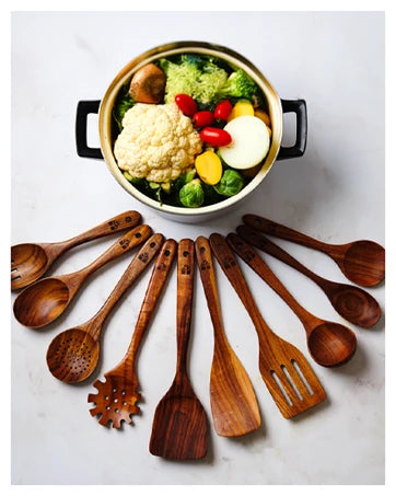 🍴 Tresett for kjøkken – 10 deler i slitesterkt teak

Oppgrader kjøkkenet ditt med et komplett sett miljøvennlige kjøkkenredskaper i tre.
Dette eksklusive settet består av 10 deler i naturlig teak-tre – perfekt for deg som vil ha både funksjon og design,